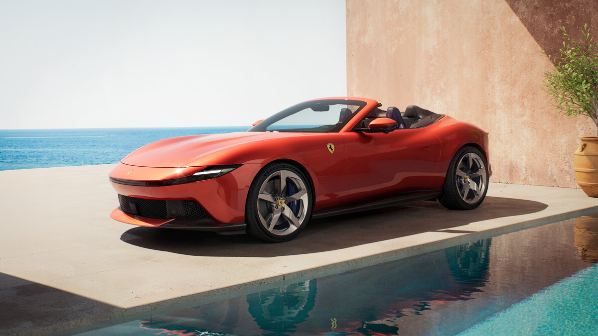 Ferrari Amalfi Spider com teto aberto