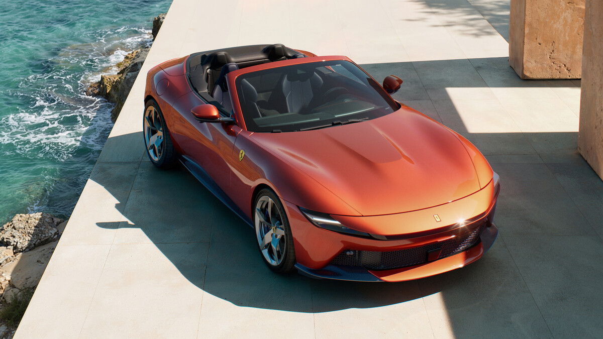 Ferrari Amalfi Spider descapotável em estrada
