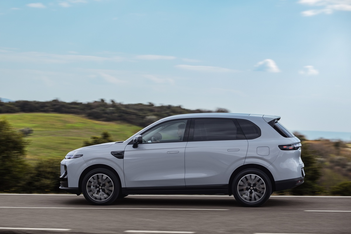Leapmotor B10 REEV Hybrid em estrada conforto e eficiência combinados