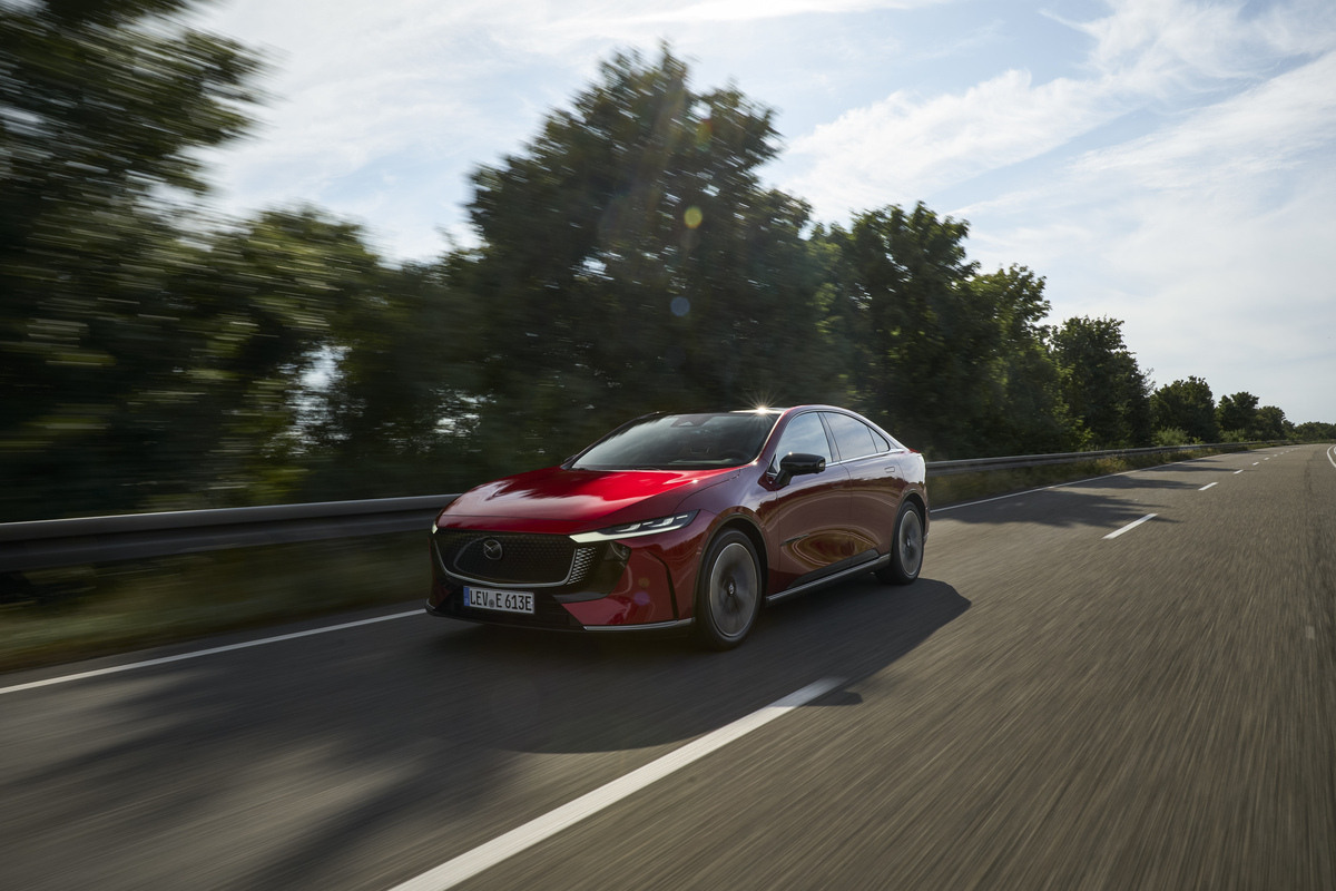 Mazda 6e em condução em estrada