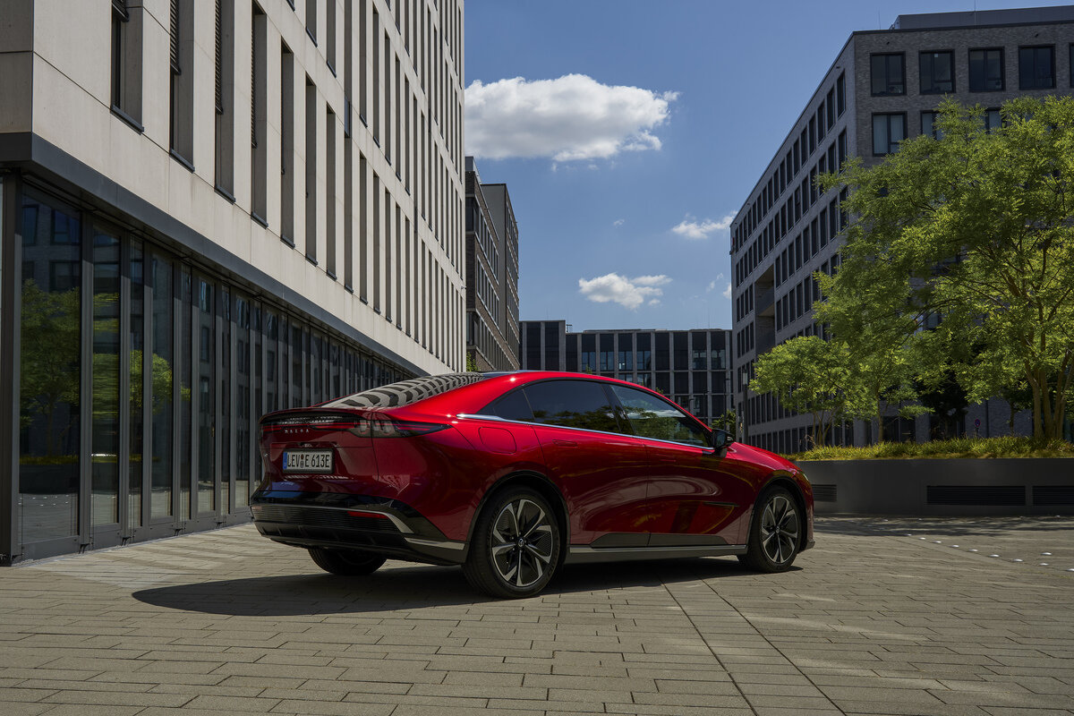 Mazda 6e vista lateral em ambiente urbano