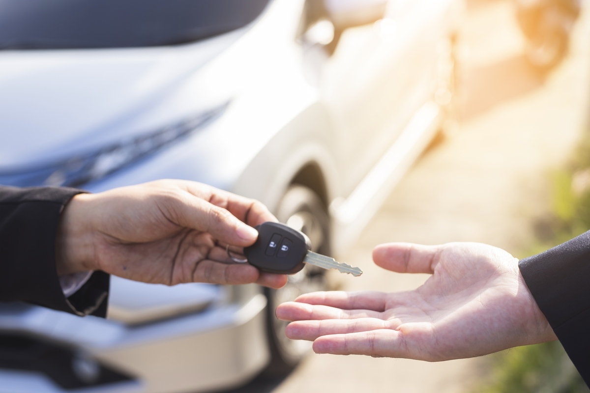 entrega de chaves após conseguir vender carro depois de ajustar o preço