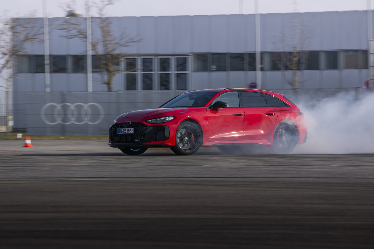 Audi RS5 híbrido demonstra controlo dinâmico em condução desportiva
