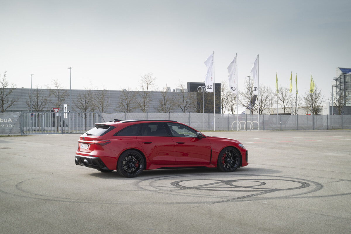 Audi RS5 híbrido em ação com foco na estabilidade e controlo