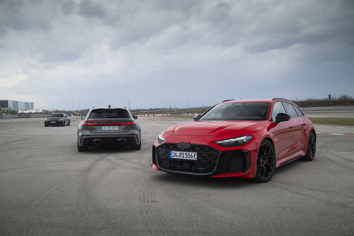 Audi RS5 híbrido em pista evidencia precisão e desempenho em curva