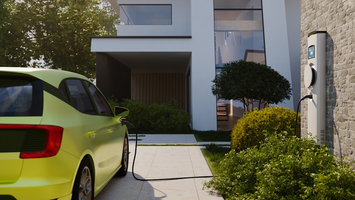 Carregamento de carro elétrico em casa com wallbox instalada na garagem