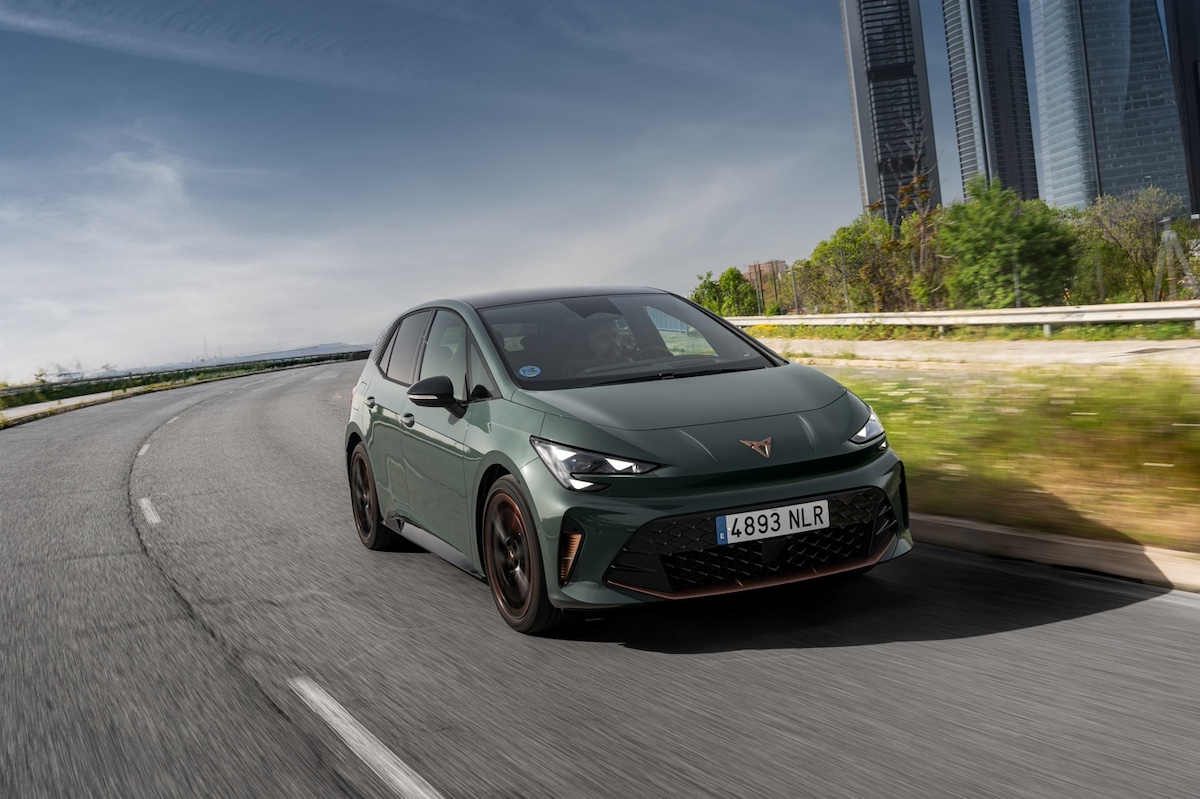 Cupra Born 2026 com novo design frontal mais agressivo