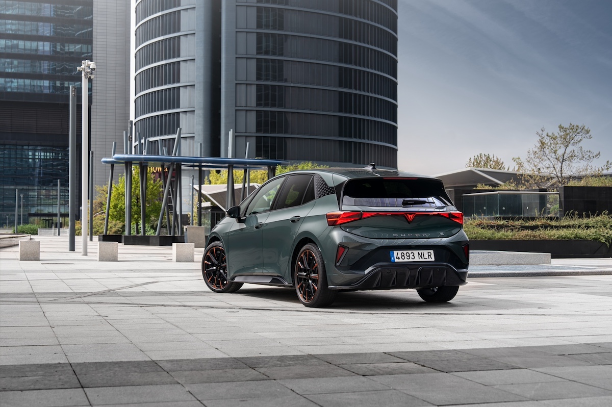 Cupra Born eletrico em estrada com autonomia ate? 600 km