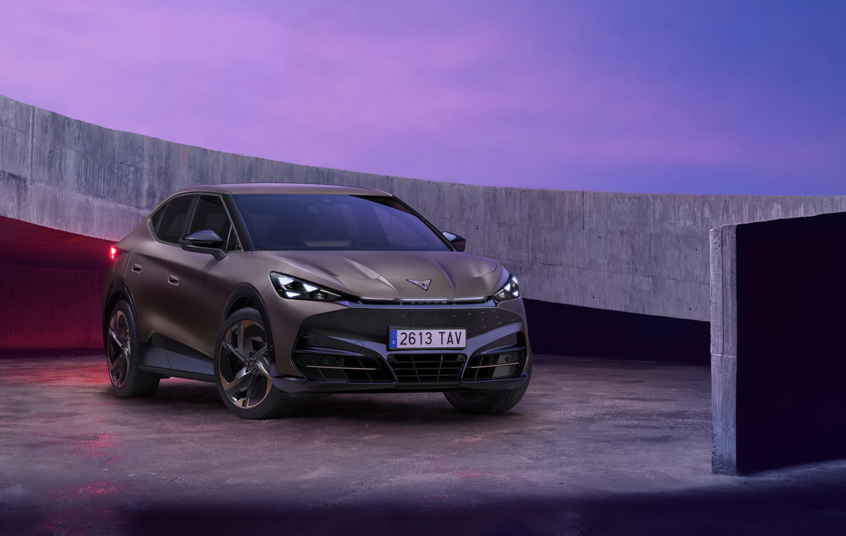 Cupra Tavascan 2026 destaca design futurista e identidade desportiva
