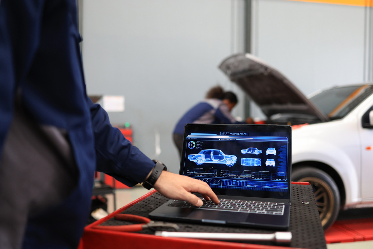 Diagnóstico eletrónico de veículo durante inspeção automóvel 2026 em oficina