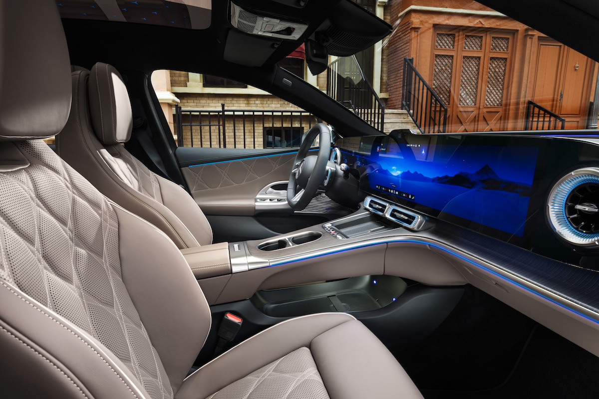 Habitáculo do Mercedes Classe C elétrico com sistema MB.OS e ecrã digital de grande dimensão