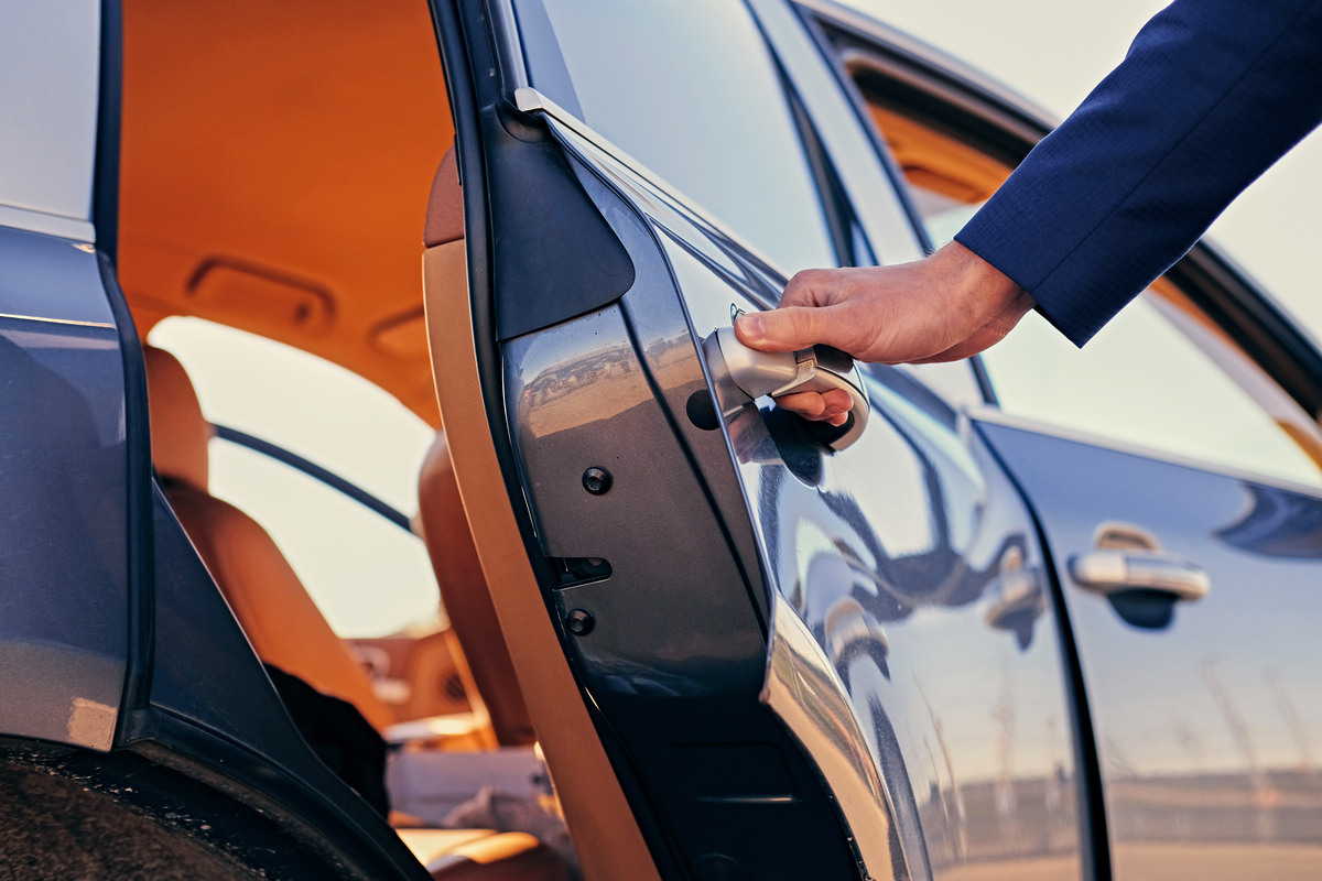 Inspeção exterior ao verificar historial de acidentes de um carro usado