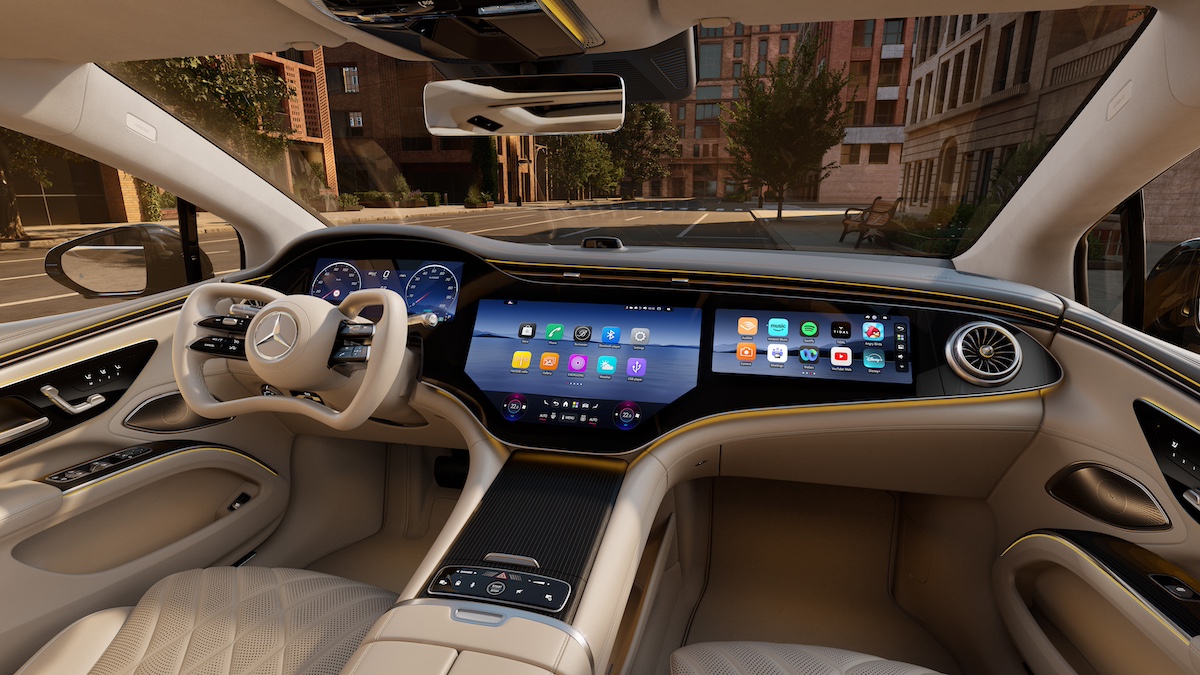 Volante yoke do Mercedes EQS com tecnologia steer-by-wire em destaque