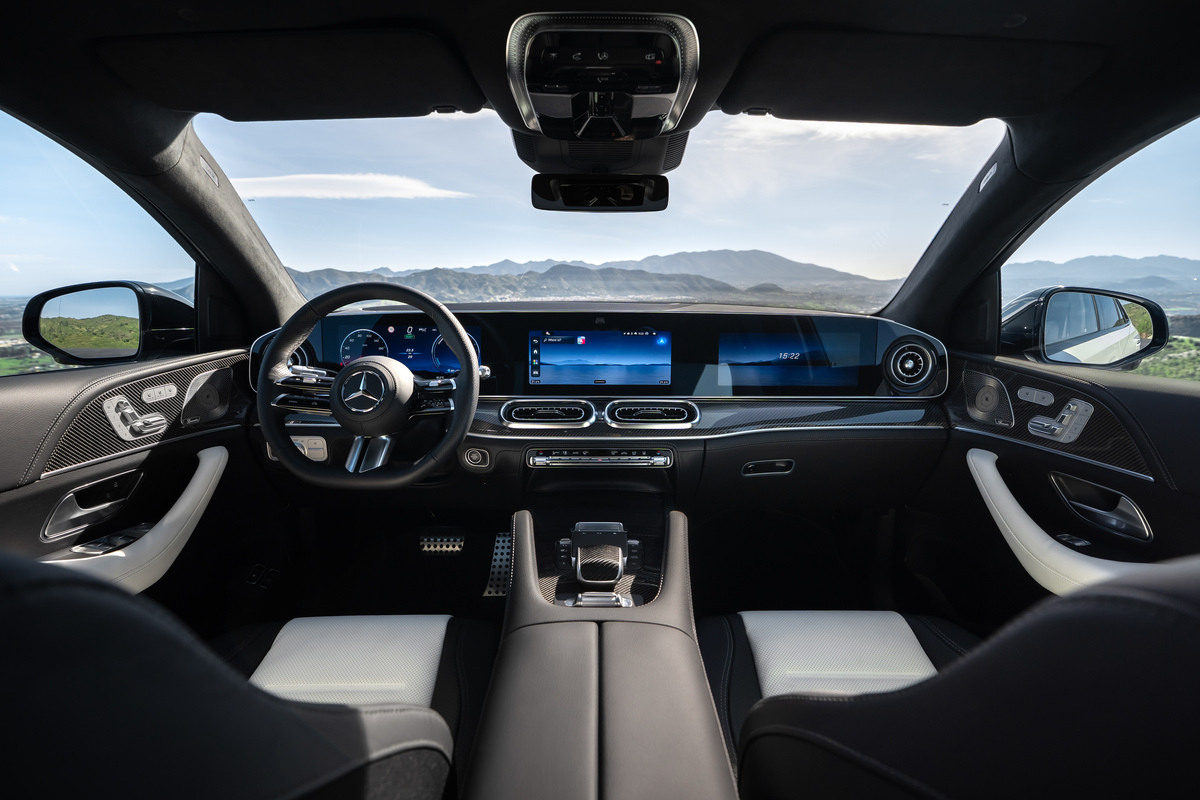 Interior do Mercedes GLE Coupé com MBUX Superscreen e tecnologia avançada