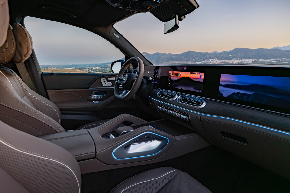 Interior do Mercedes GLS 2026 com MBUX Superscreen e acabamento premium