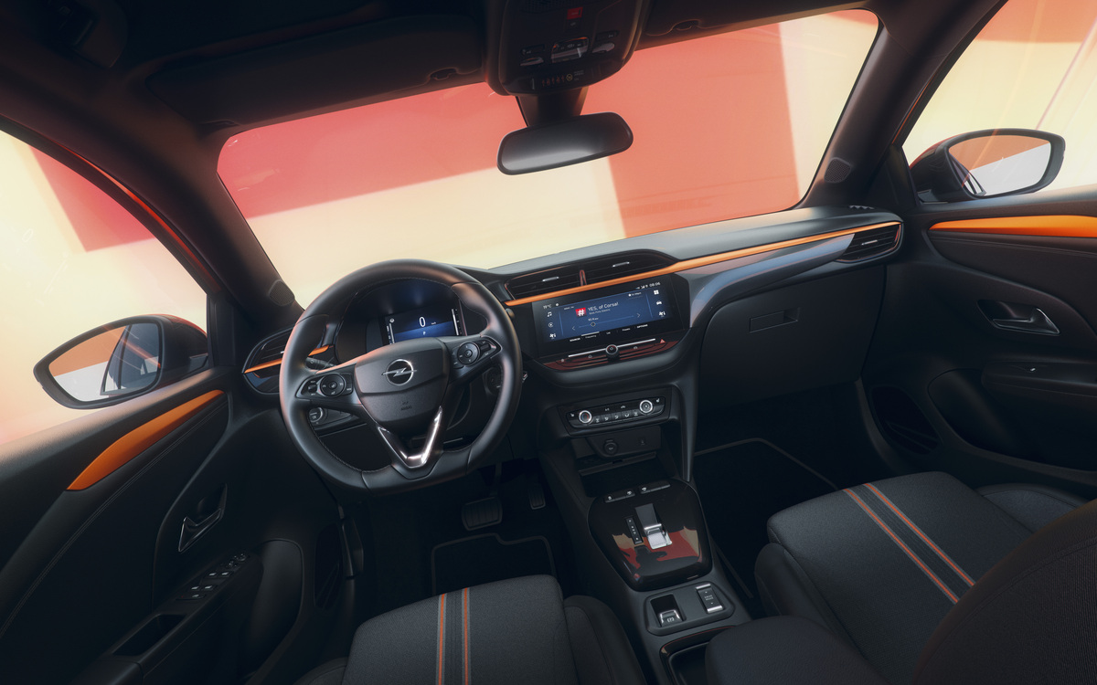 Interior do Opel Corsa YES com detalhes em laranja coral e ecrãs digitais