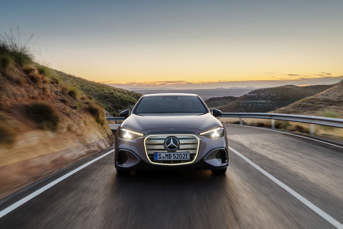 Mercedes Classe C elétrico em condução com foco na aerodinâmica e iluminação LED