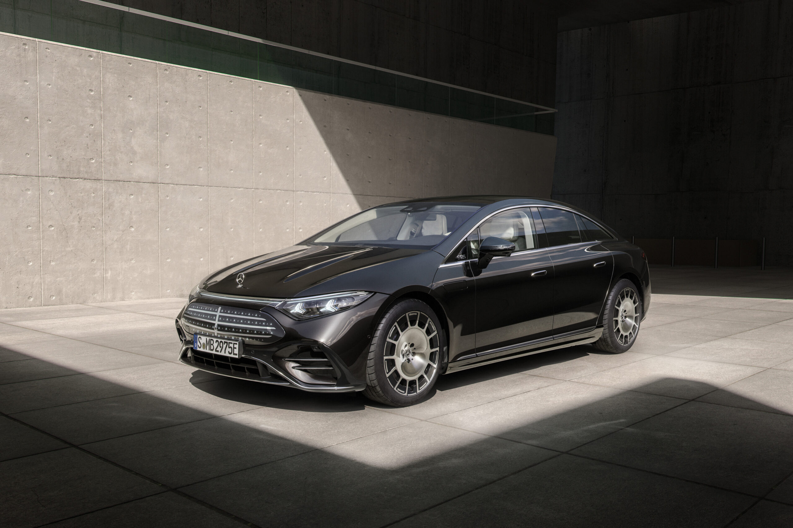 Mercedes EQS 2024 com nova grelha frontal fechada e assinatura luminosa em forma de estrela