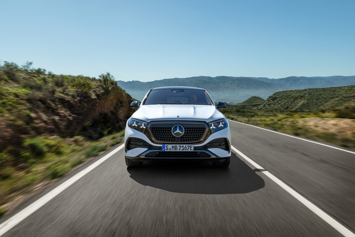 Mercedes GLE Coupé em estrada destaca design frontal e presença dinâmica