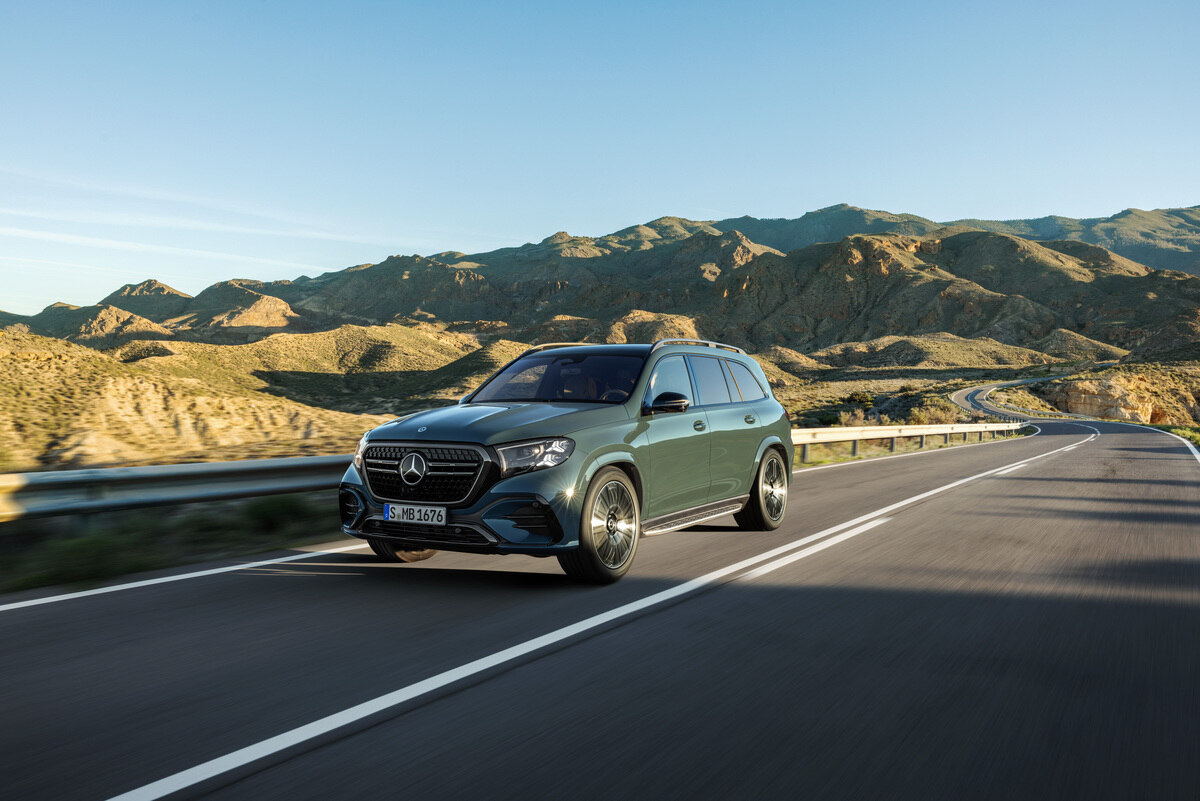 Mercedes GLS 2026 com design renovado e presença imponente na estrada