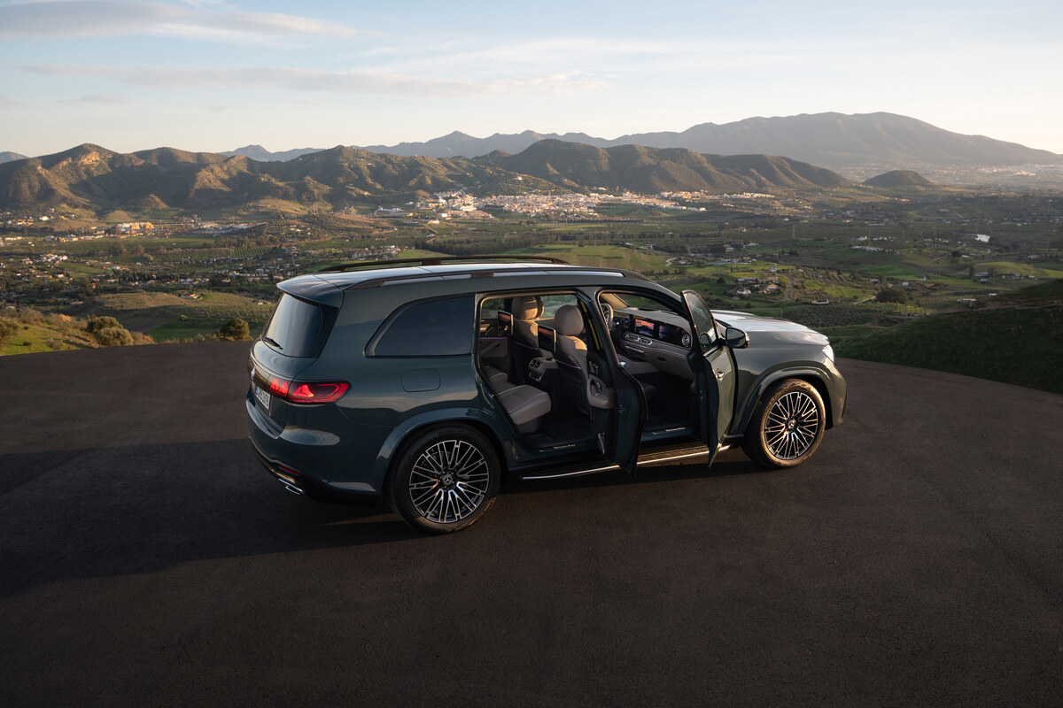 Mercedes GLS 2026 destaca-se pelo espaço interior e configuração de sete lugares