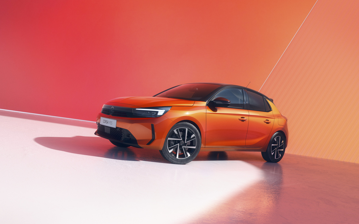 Opel Corsa YES com design exclusivo e cor laranja coral em destaque