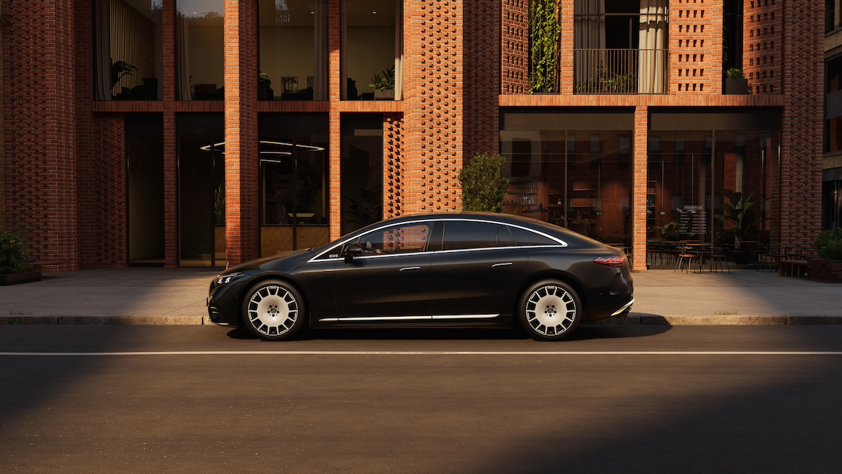 Perfil lateral do Mercedes EQS 2024 com design aerodinâmico de berlina elétrica de luxo