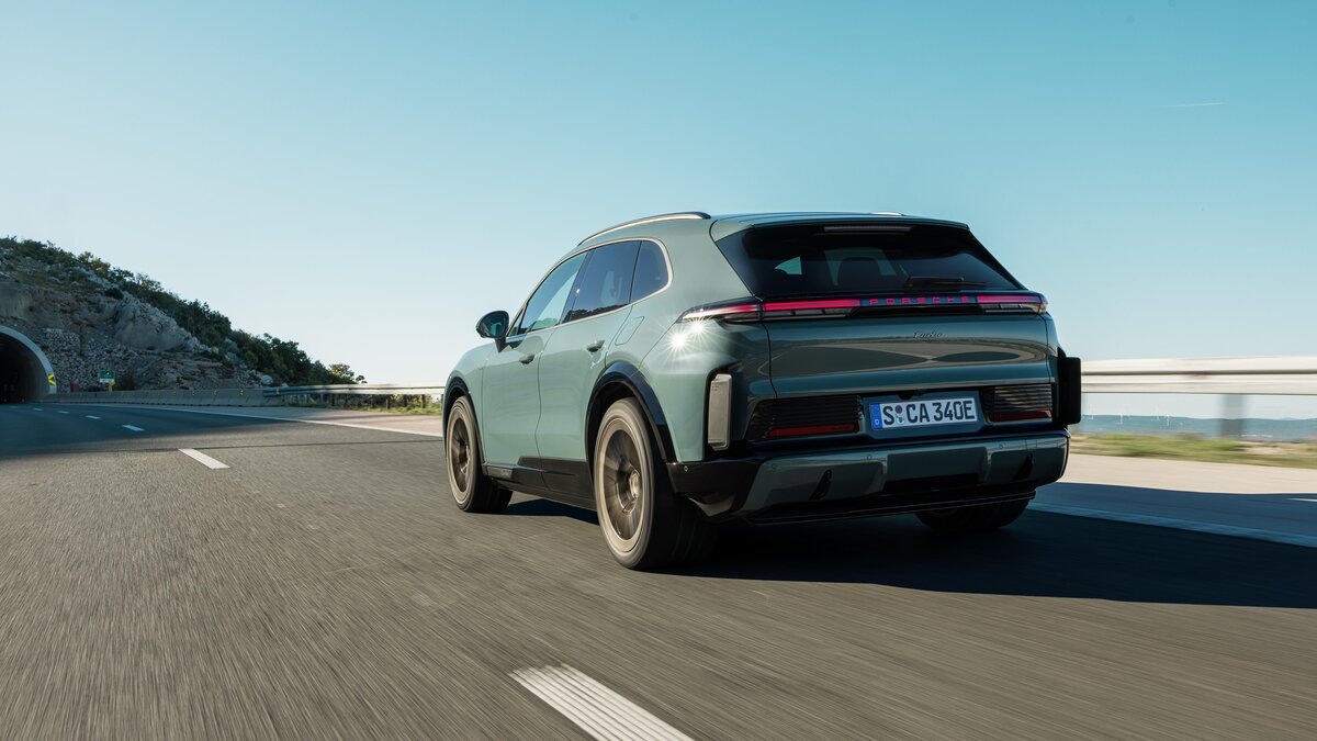 Porsche Cayenne elétrico em condução na estrada