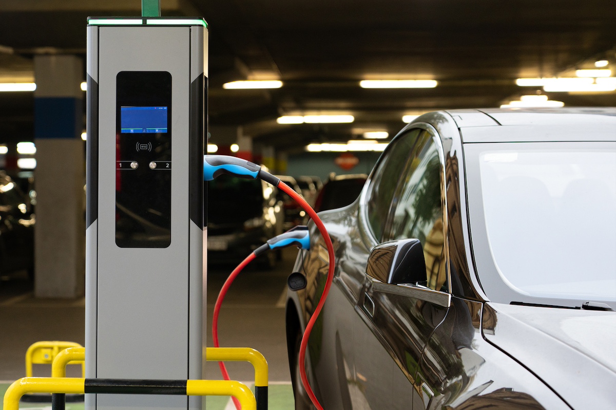 Posto de carregamento de carros ele?tricos em garagem de condomi?nio