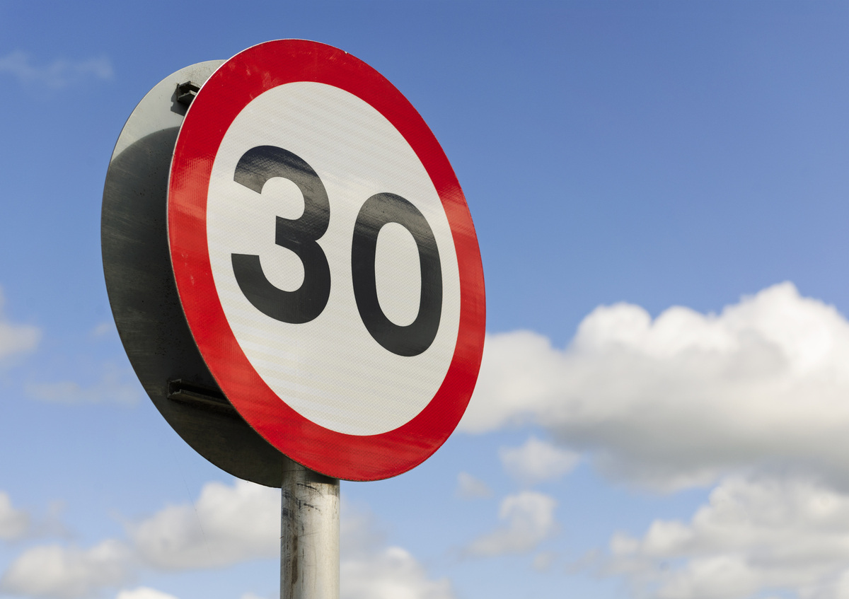 Sinal de velocidade máxima de 30 km/h nas cidades