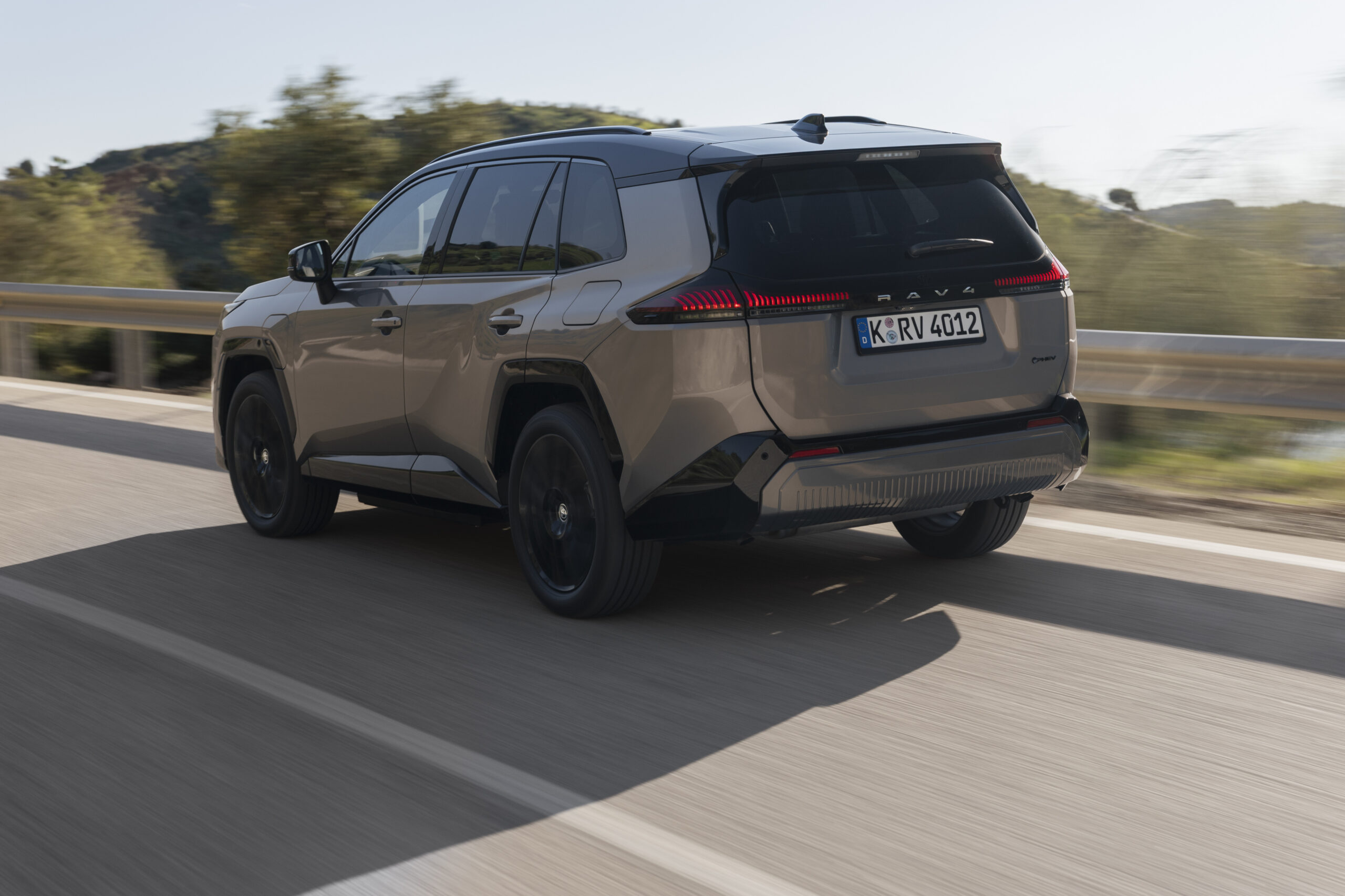 Toyota RAV4 híbrido plug-in, com design atlético, tecnologia modernizada