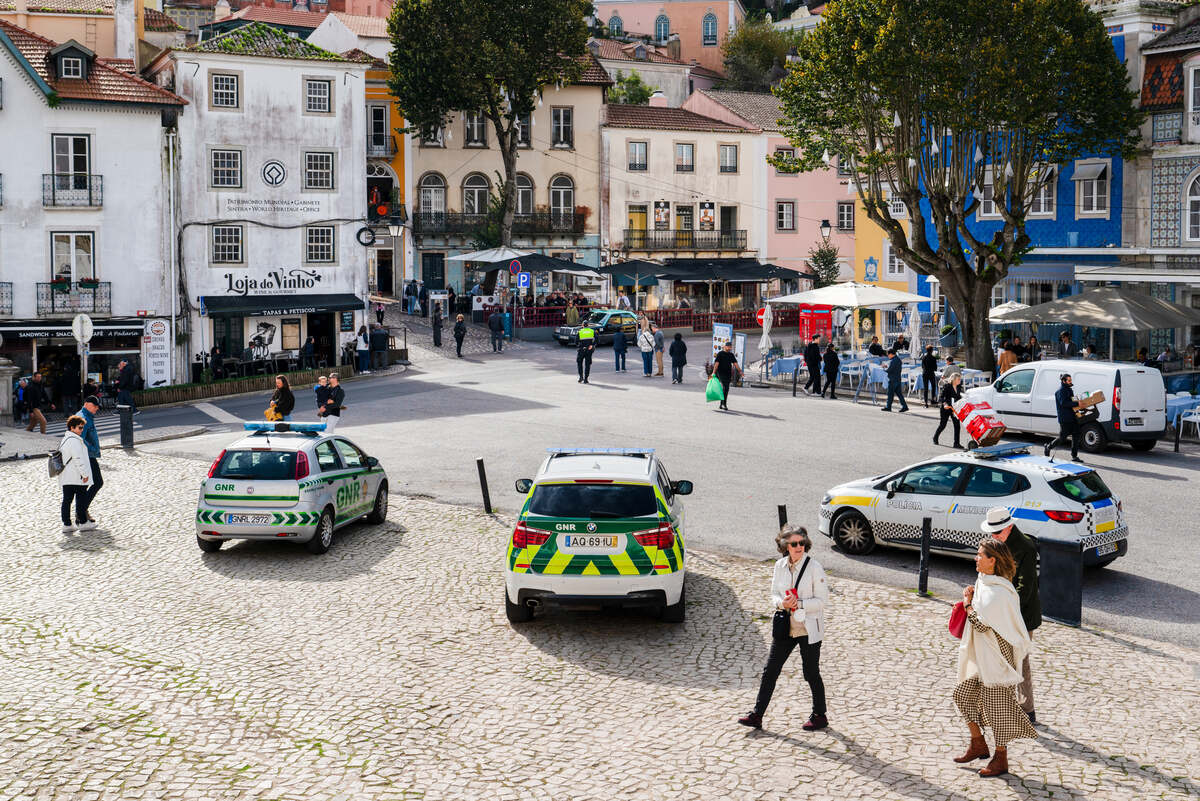 Trânsito urbano em cidade portuguesa com circulação mista