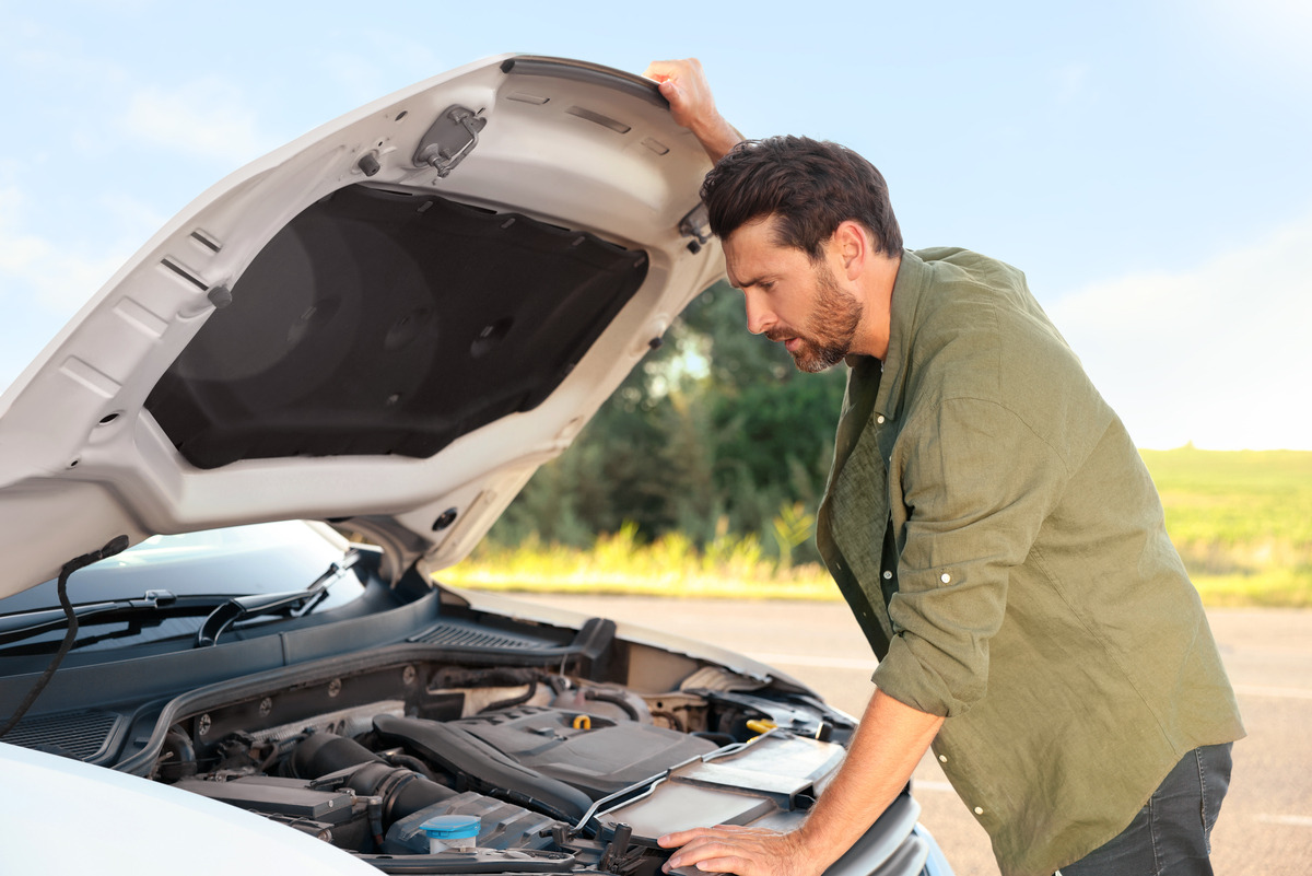 Analisar o compartimento do motor é um passo importante na avaliação de um carro usado antes da compra