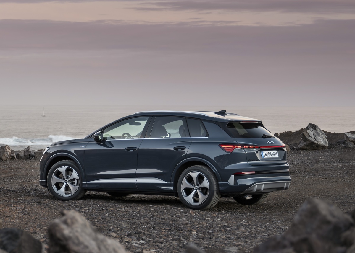 Audi Q4 Sportback e-tron em estrada, destacando a nova assinatura luminosa digital LED