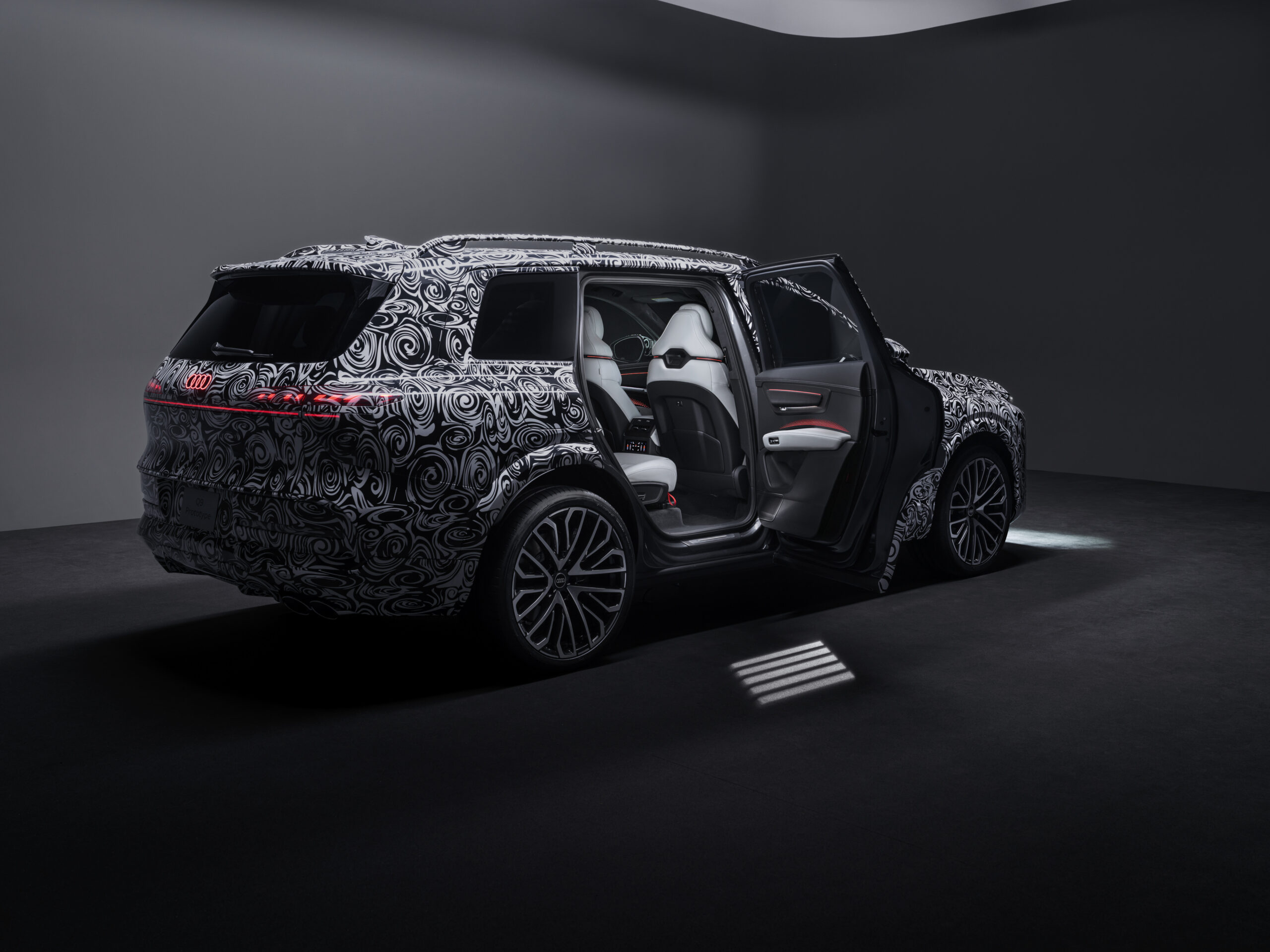 Audi Q9 com portas elétricas abertas, destacando o acesso ao interior do novo SUV premium