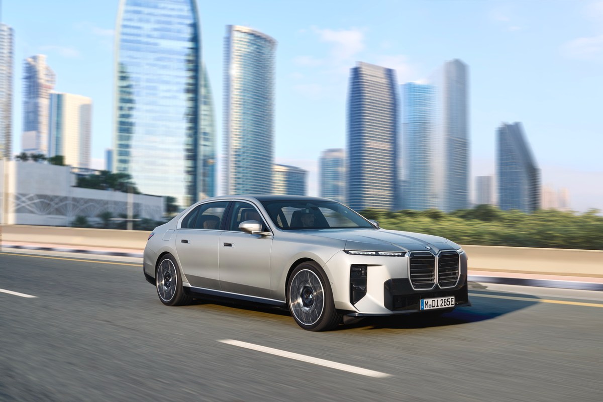 BMW Série 7 elétrico em estrada, evidenciando a plataforma comum às versões elétricas e a combustão