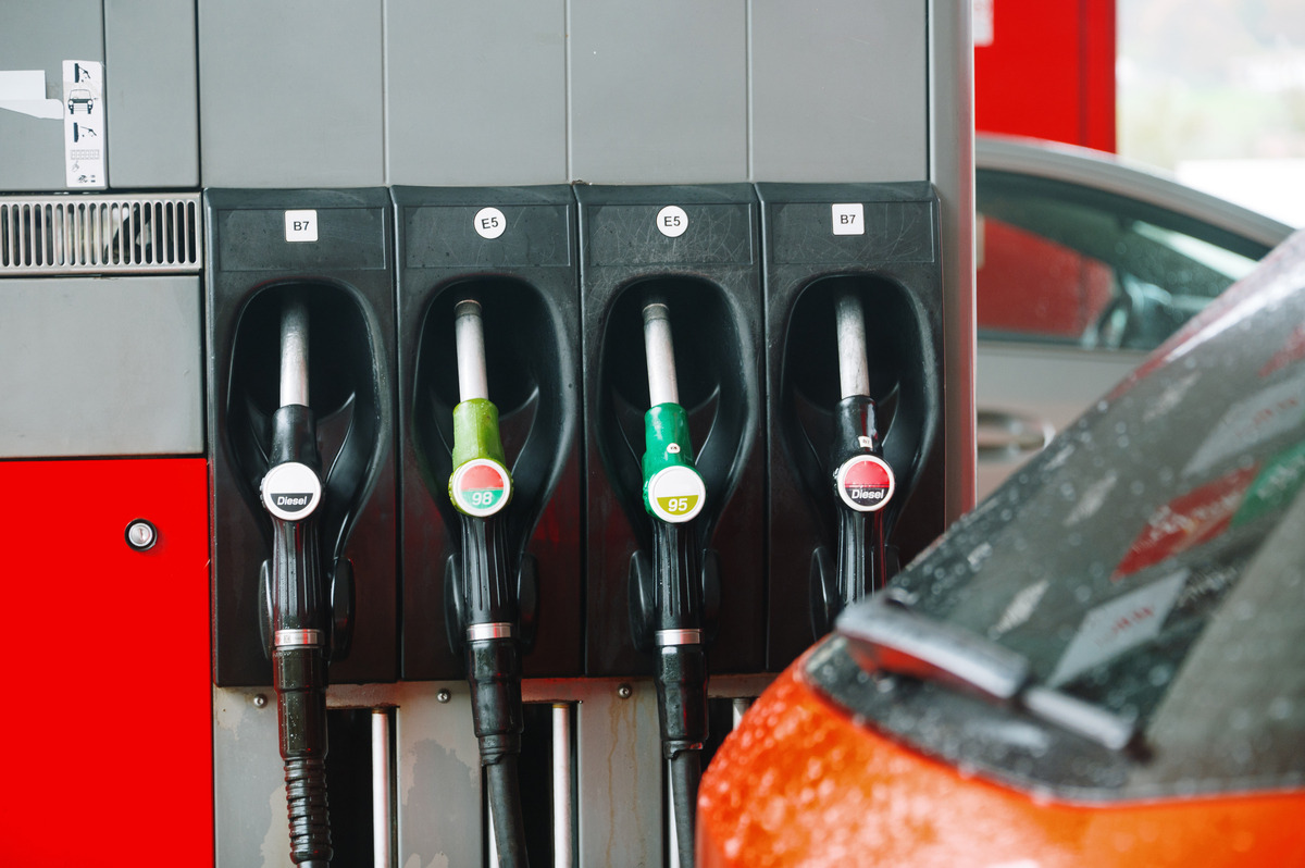 Grelha de automóveis a gasóleo usados expostos num stand, com etiquetas de preço visíveis, em ambiente de mercado português