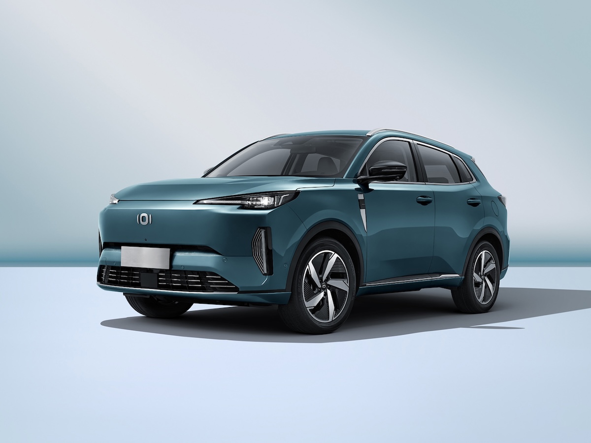 Changan Avatr 11 em coupé SUV, em exposição num salão automóvel, com iluminação de destaque na frente