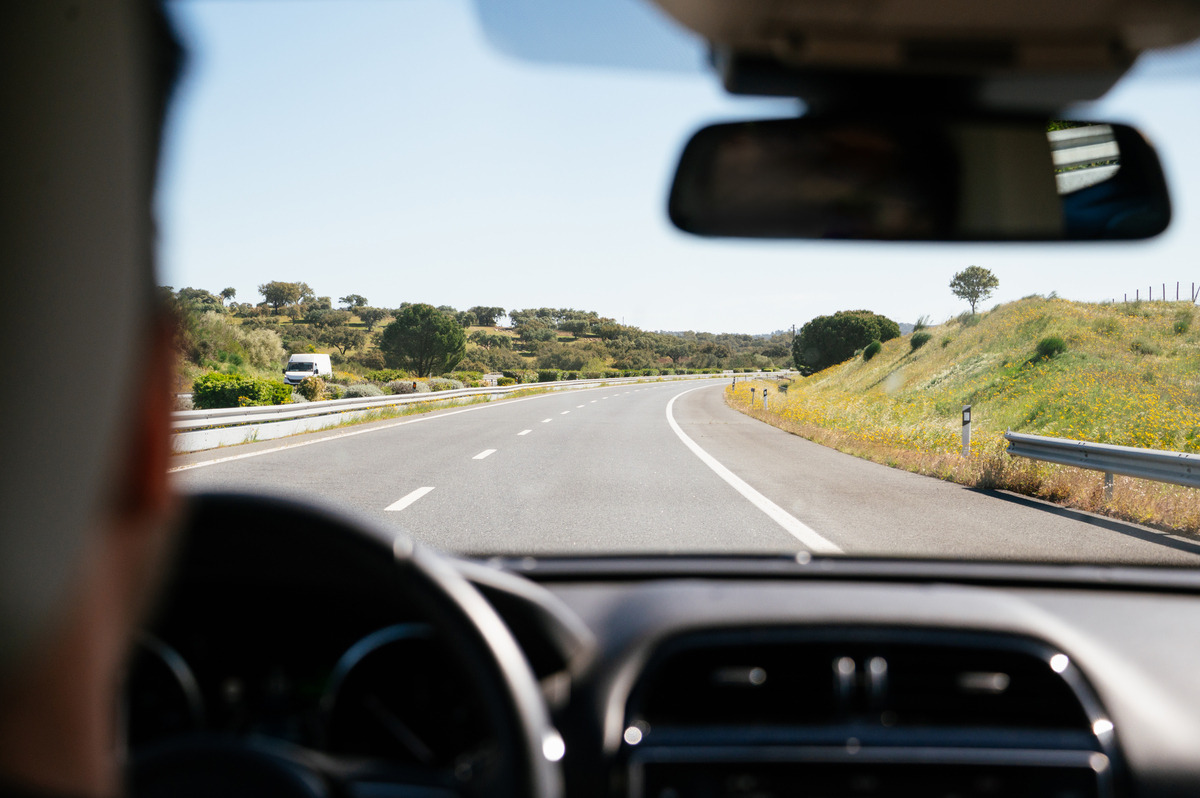 Condutor em autoestrada, contexto associado às propostas de revisão do Código da Estrada em Portugal