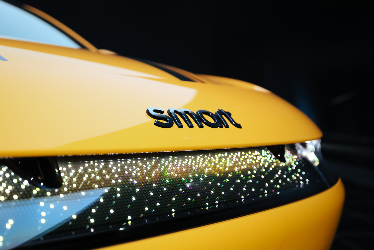 Frente do Smart #6 com assinatura luminosa LED e design inspirado nas berlinas premium alemãs