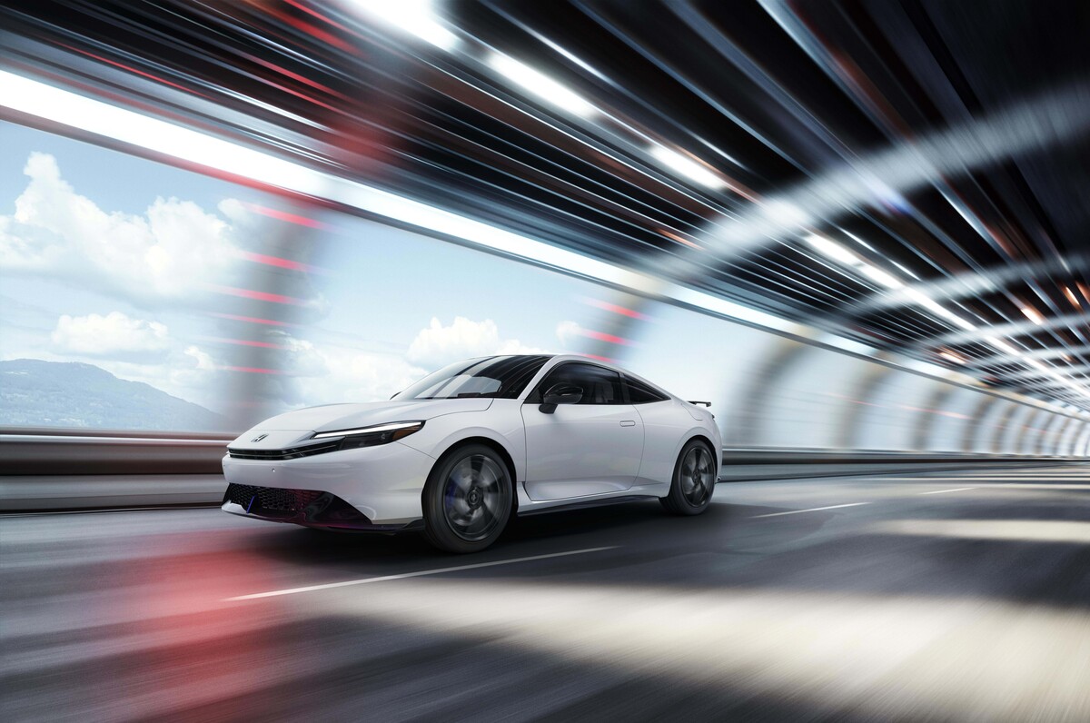 Honda Prelude híbrido em movimento, destacando o novo design do coupé japonês