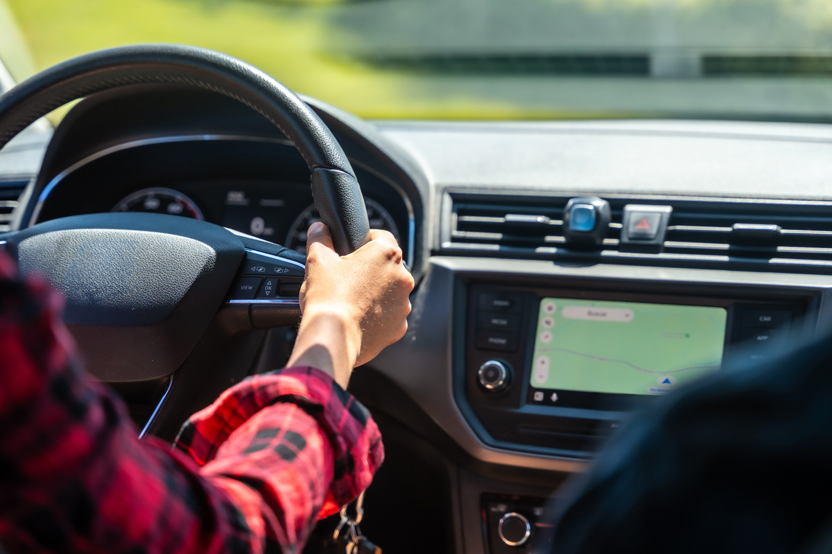 Interior de carro usado com desgaste visível no volante e painel, pouco compatível com a quilometragem anunc