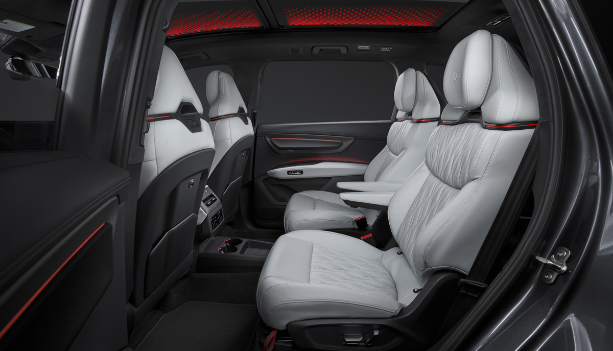 Interior traseiro do Audi Q9 com bancos individuais premium e foco no conforto em viagens longas