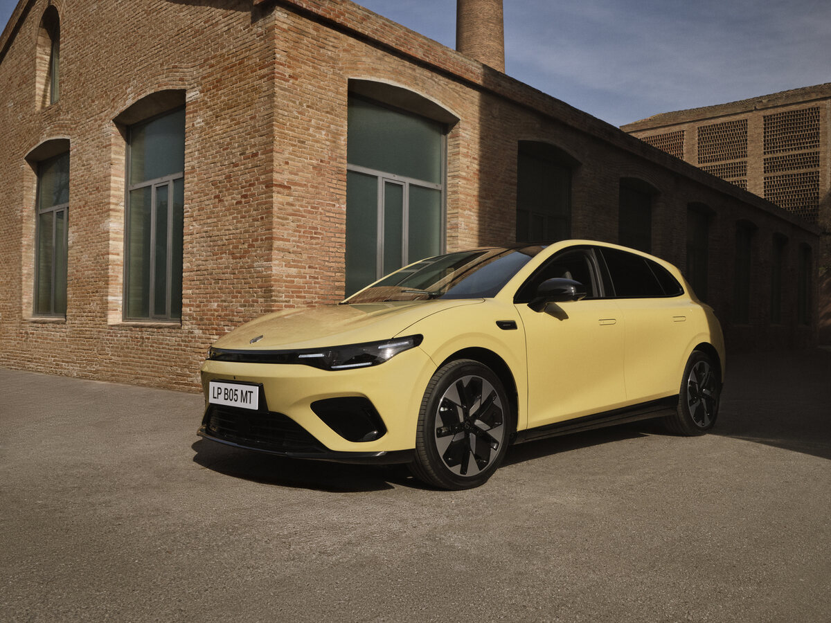 Leapmotor B05 em vista frontal, evidenciando estilo moderno e proporções de hatchback elétrico