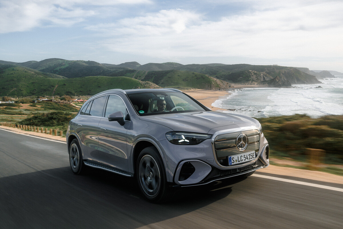 Mercedes GLC elétrico em estrada costeira evidencia design aerodinâmico e silhueta SUV-coupé