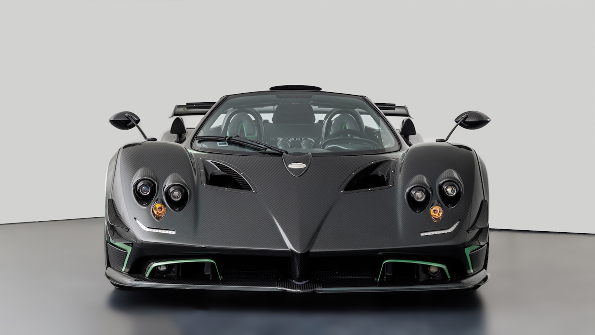 Fernando Alonso ao lado do seu Pagani Zonda personalizado, vista frontal de três quartos