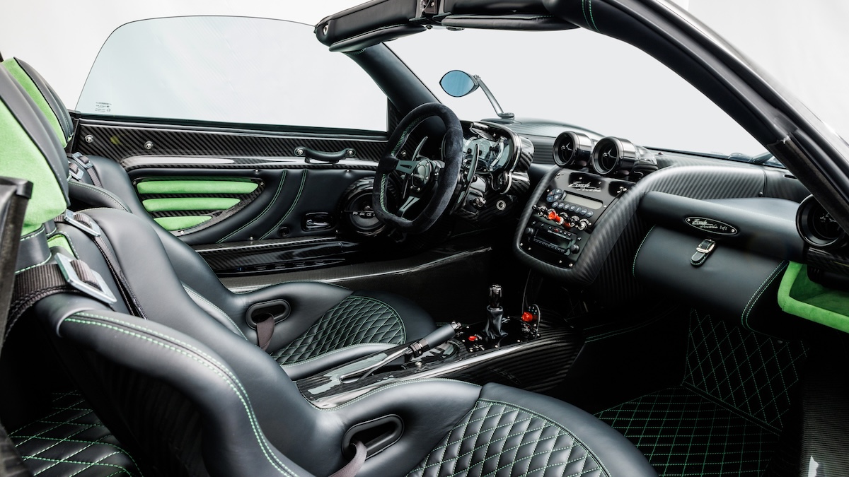 Pagani Zonda em exposição num salão automóvel internacional, iluminação dramática
