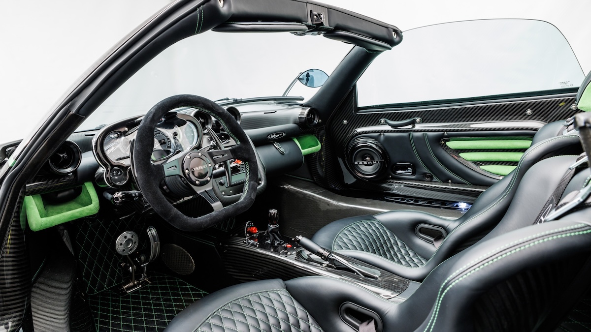 Detalhe de parafusos e componentes em titânio do chassis Pagani, acabamento artesanal