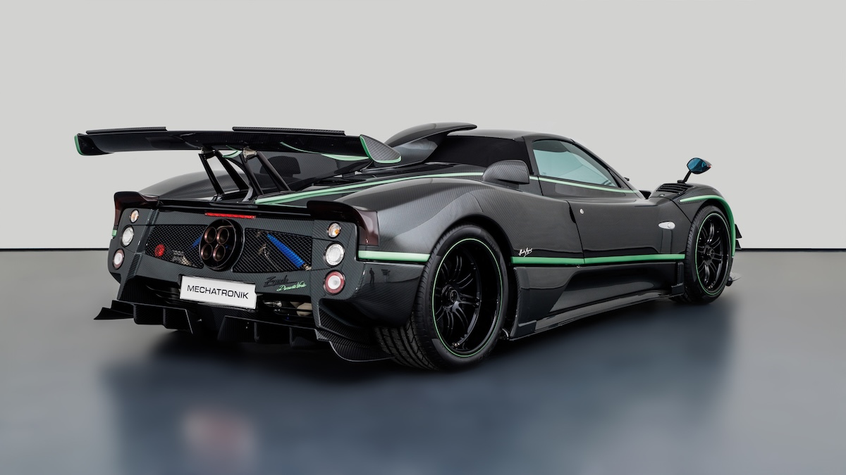Pagani Zonda em movimento numa estrada de montanha, vista lateral dinâmica