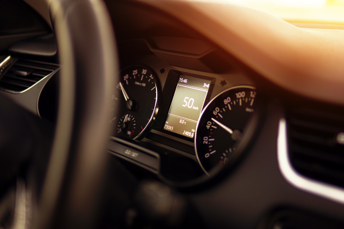 Painel de instrumentos com odómetro digital de carro usado, contexto de verificação de quilómetros adulterados